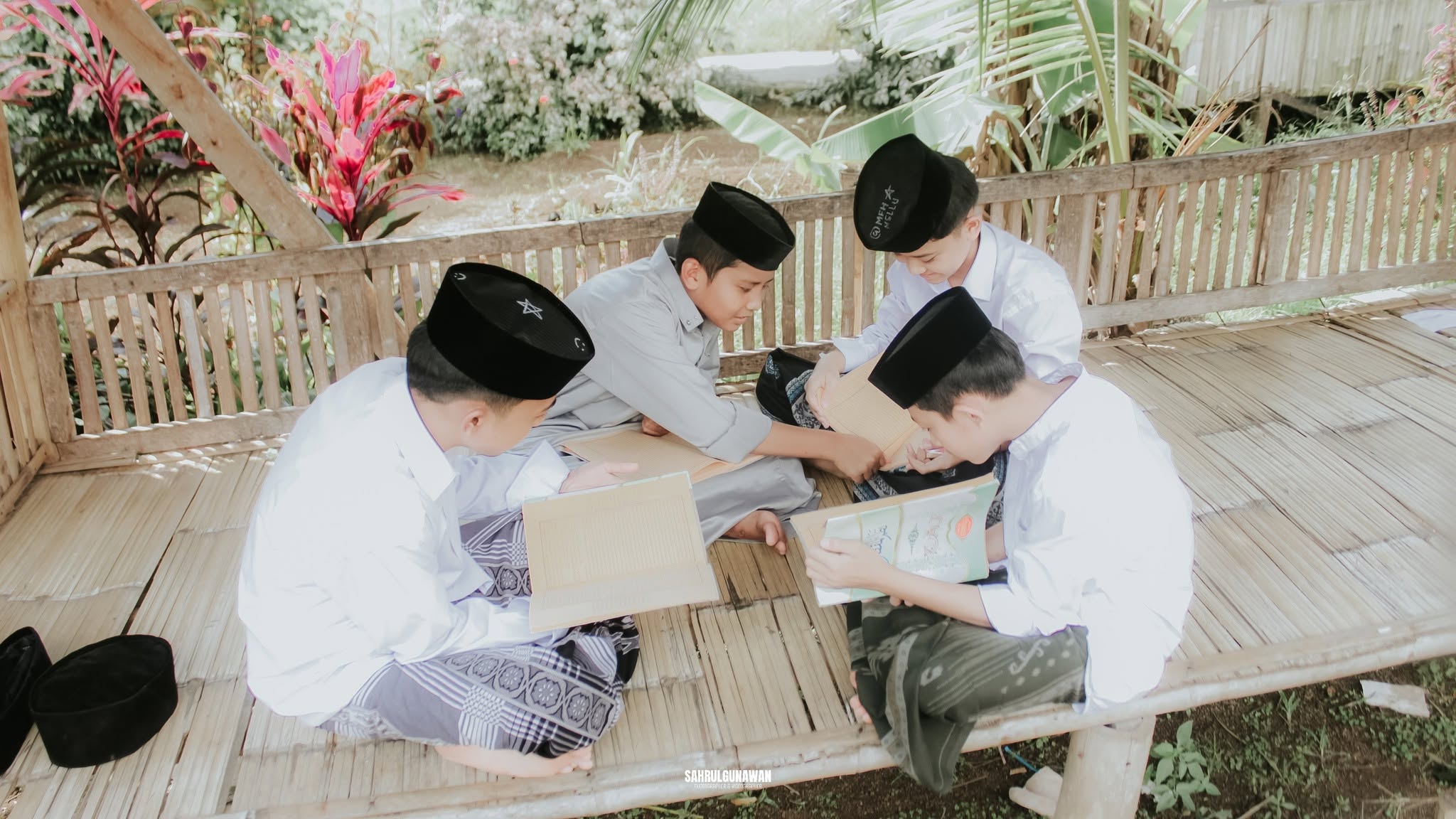 Kegiatan Mengaji Santri di Saung Terbuka